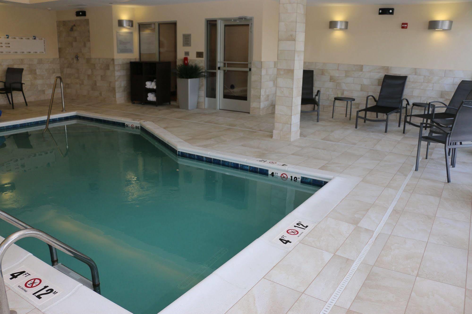 Fairfield Inn & Suites By Marriott Боулинг Грийн Екстериор снимка